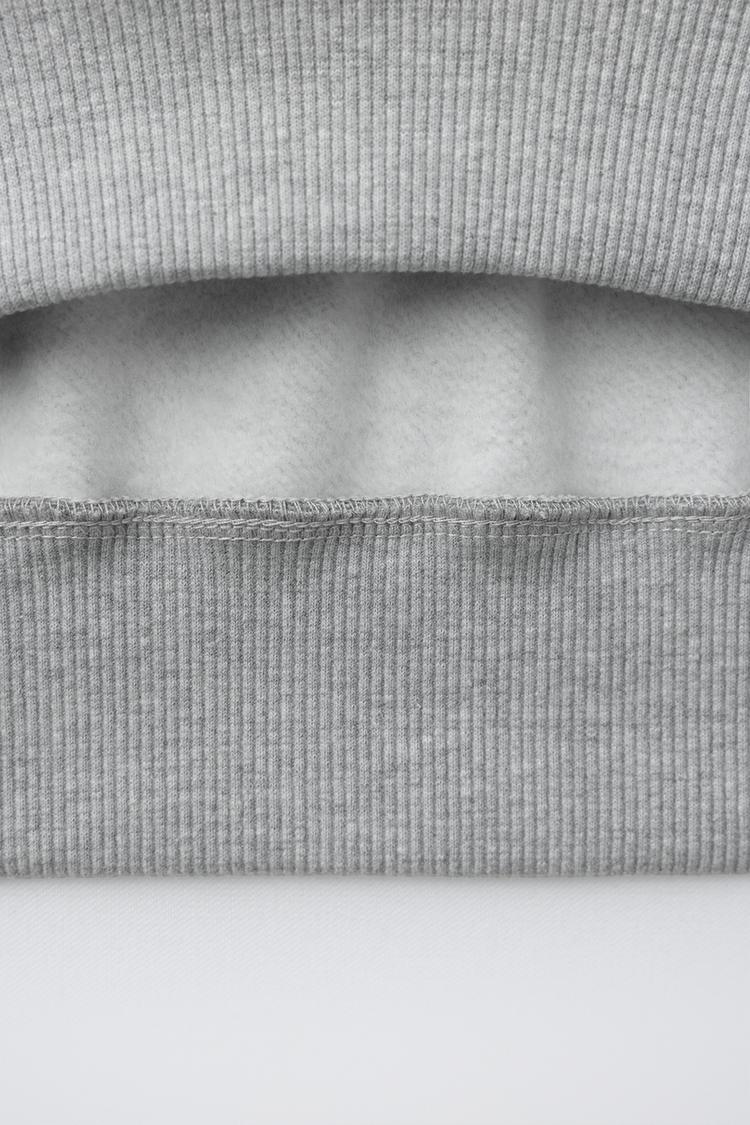 Sudadera lisa con etiqueta 4