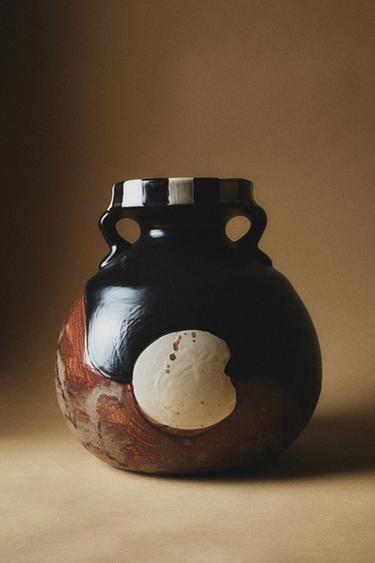 VAZĂ CERAMICĂ VOPSITĂ - Maro / Ecru de la Zara