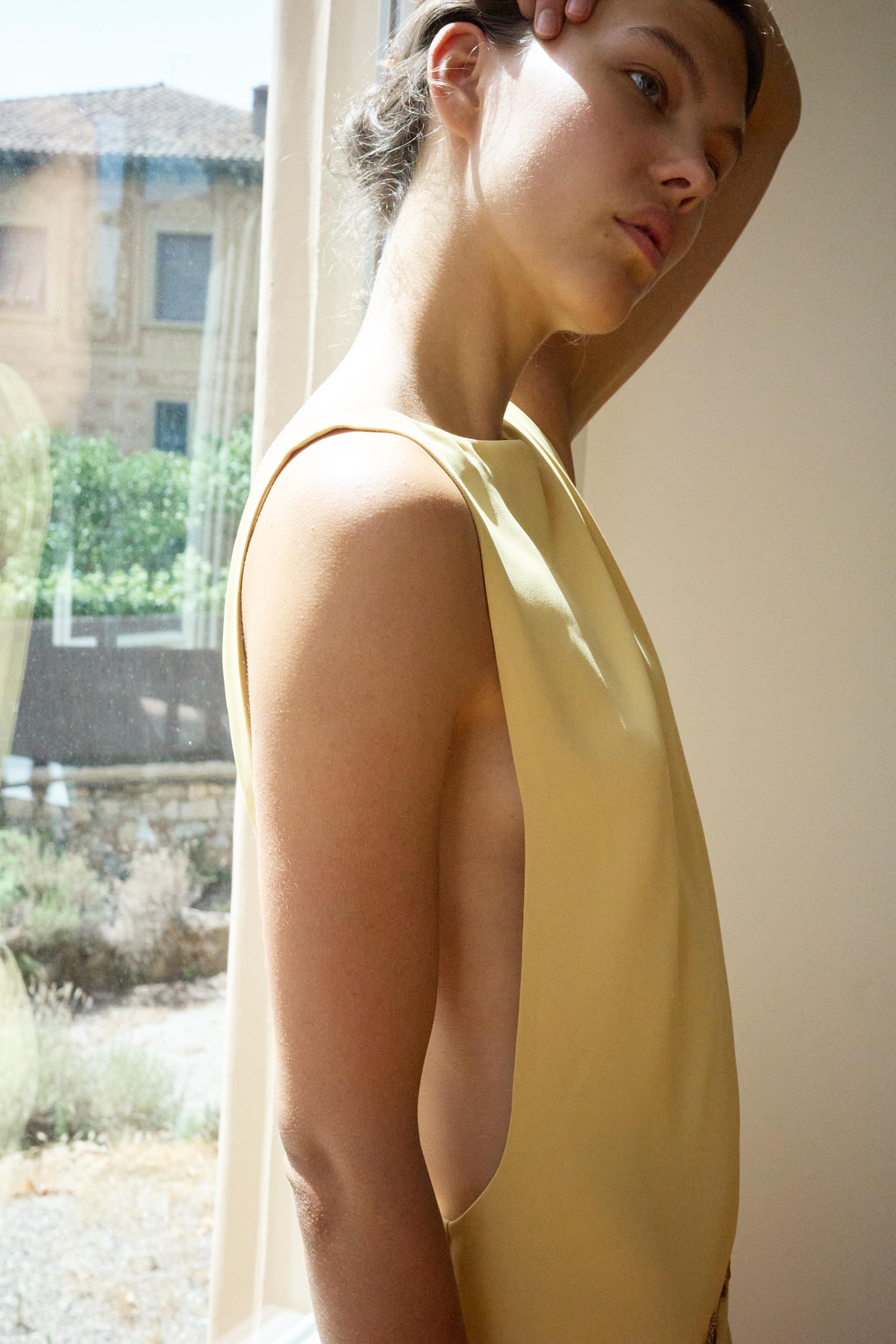 ROBE MI-LONGUE UNIE SANS MANCHES