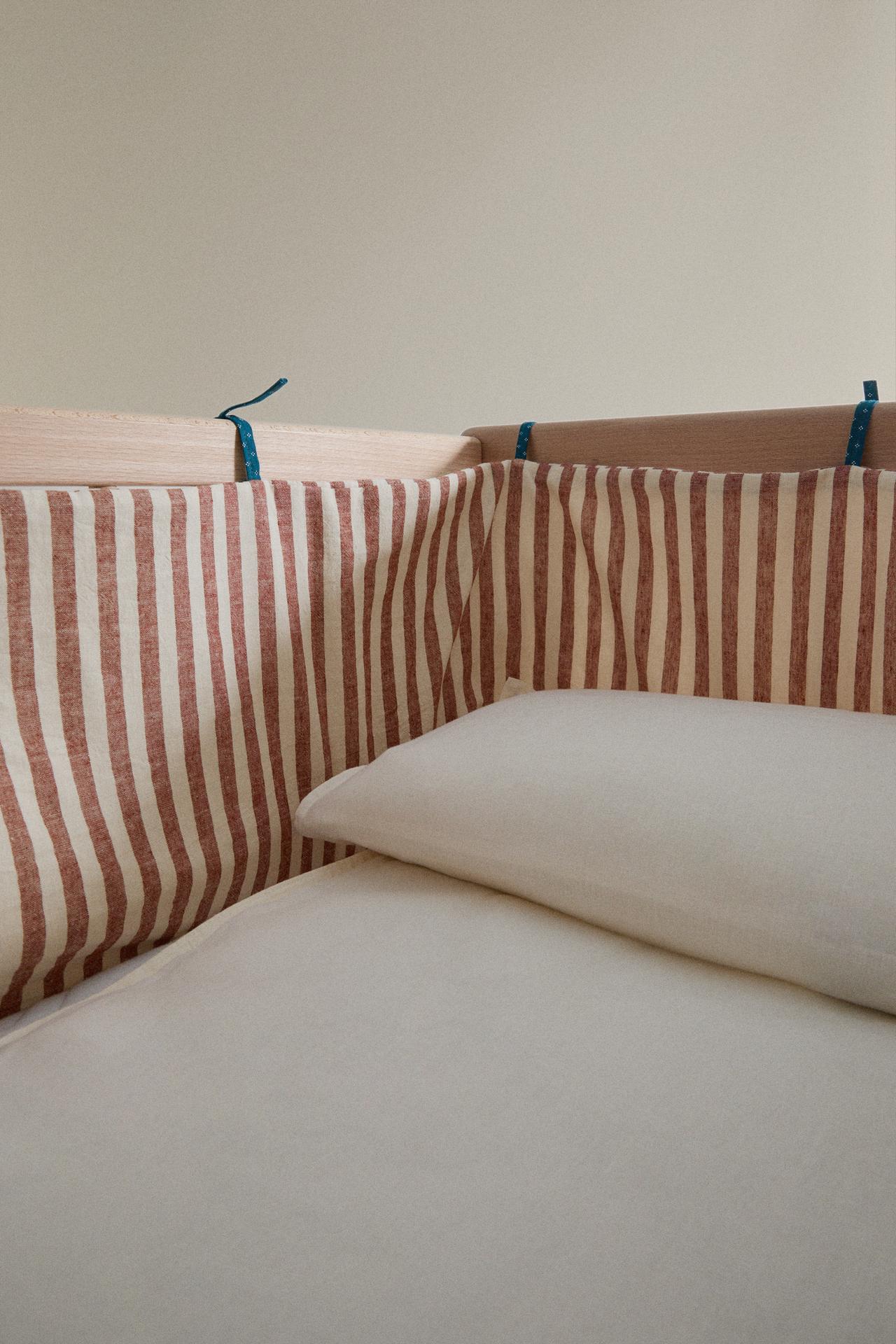 STRIPED LINEN AND COTTON BABY COT BUMPER COVER — Brick