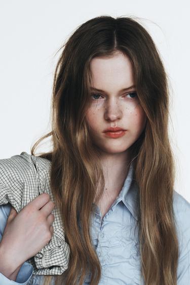 CHEMISE EN POPELINE À PLIS ÉLASTIQUES - Bleu ciel de Zara - Image 4