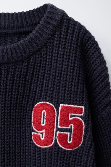 PULL EN MAILLE AVEC PIÈCE VARSITY - Bleu marine de Zara - Image 2