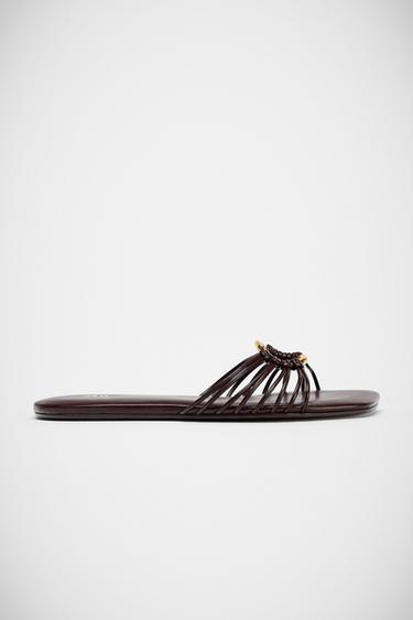 SANDALIA PLANA ADORNO METÁLICO - Marrón de Zara