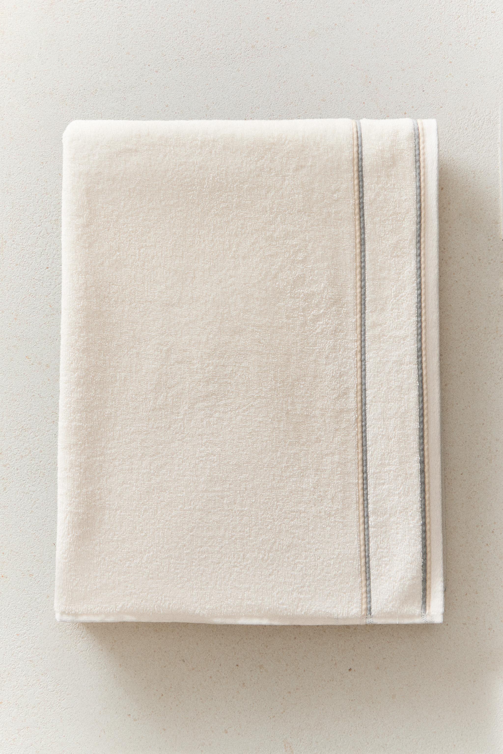 BATH TOWEL WITH DOUBLE CONTRAST PIPING — Ivory