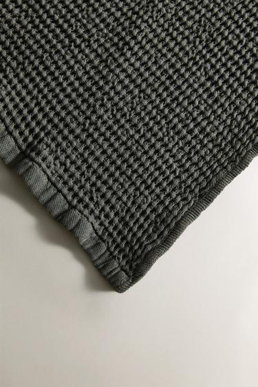 SERVIETTE DE BAIN MINI WAFFLE - Vert foncé de Zara - Image 2