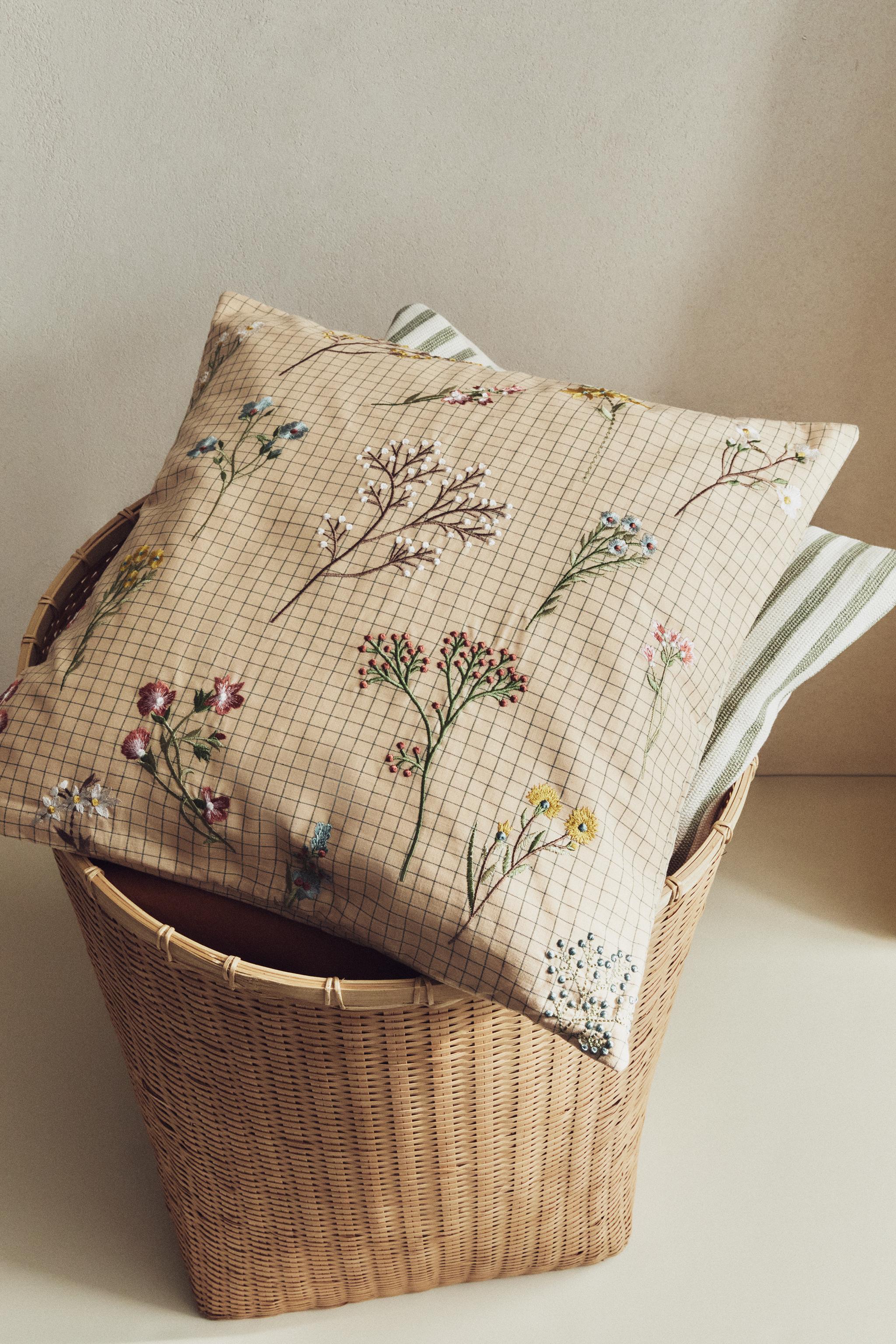 フラワー刺繍 クッションカバー - ライトベージュ | ZARA Japan