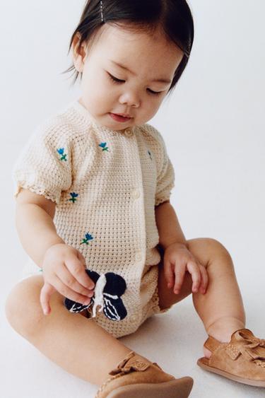 منامة للأطفال بملمس وزهور مطرزة ودانتيل - خَام by Zara