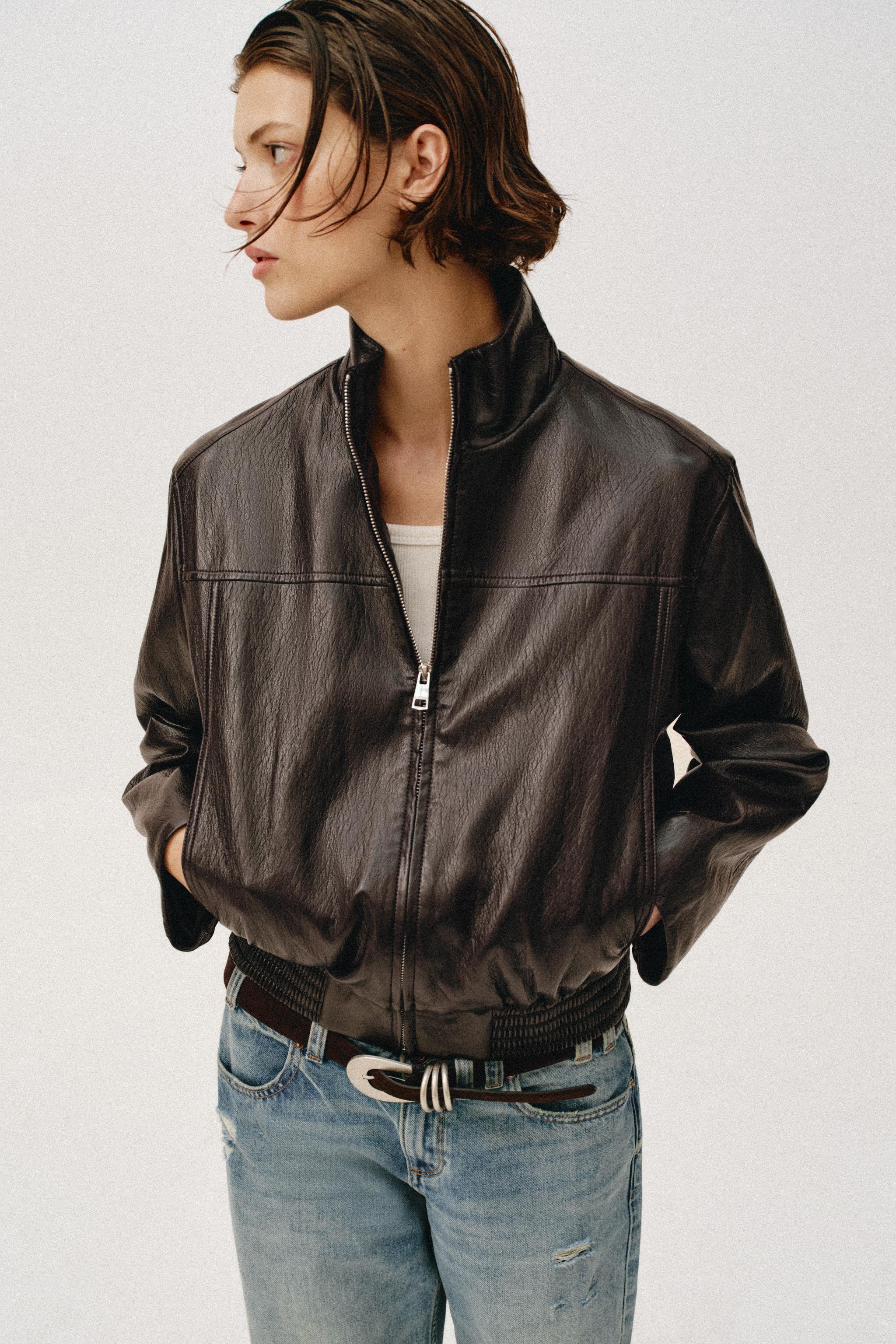 BOMBER COURTE MATIÈRE SYNTHÉTIQUE