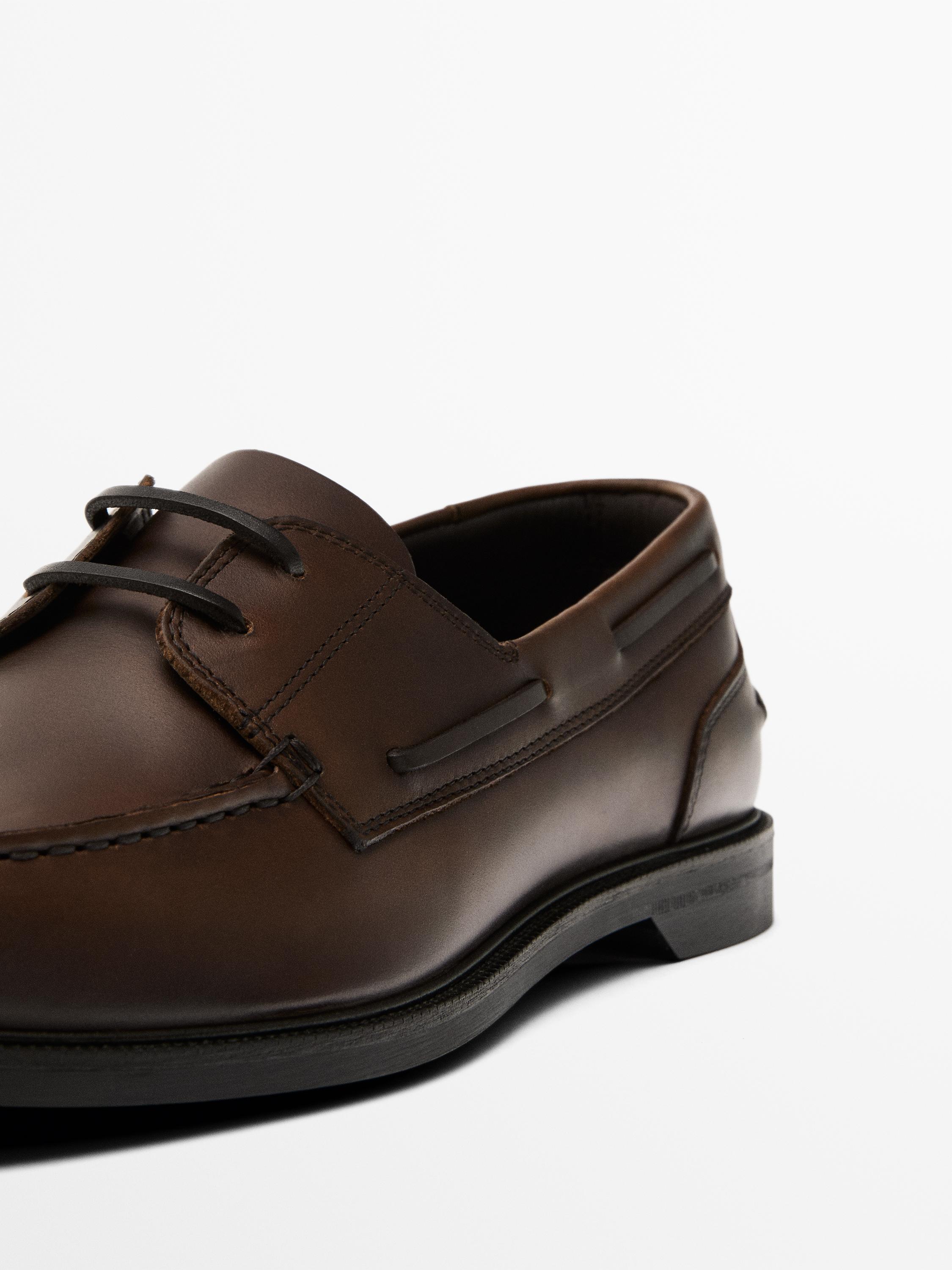 Chaussures bateau en cuir graissé