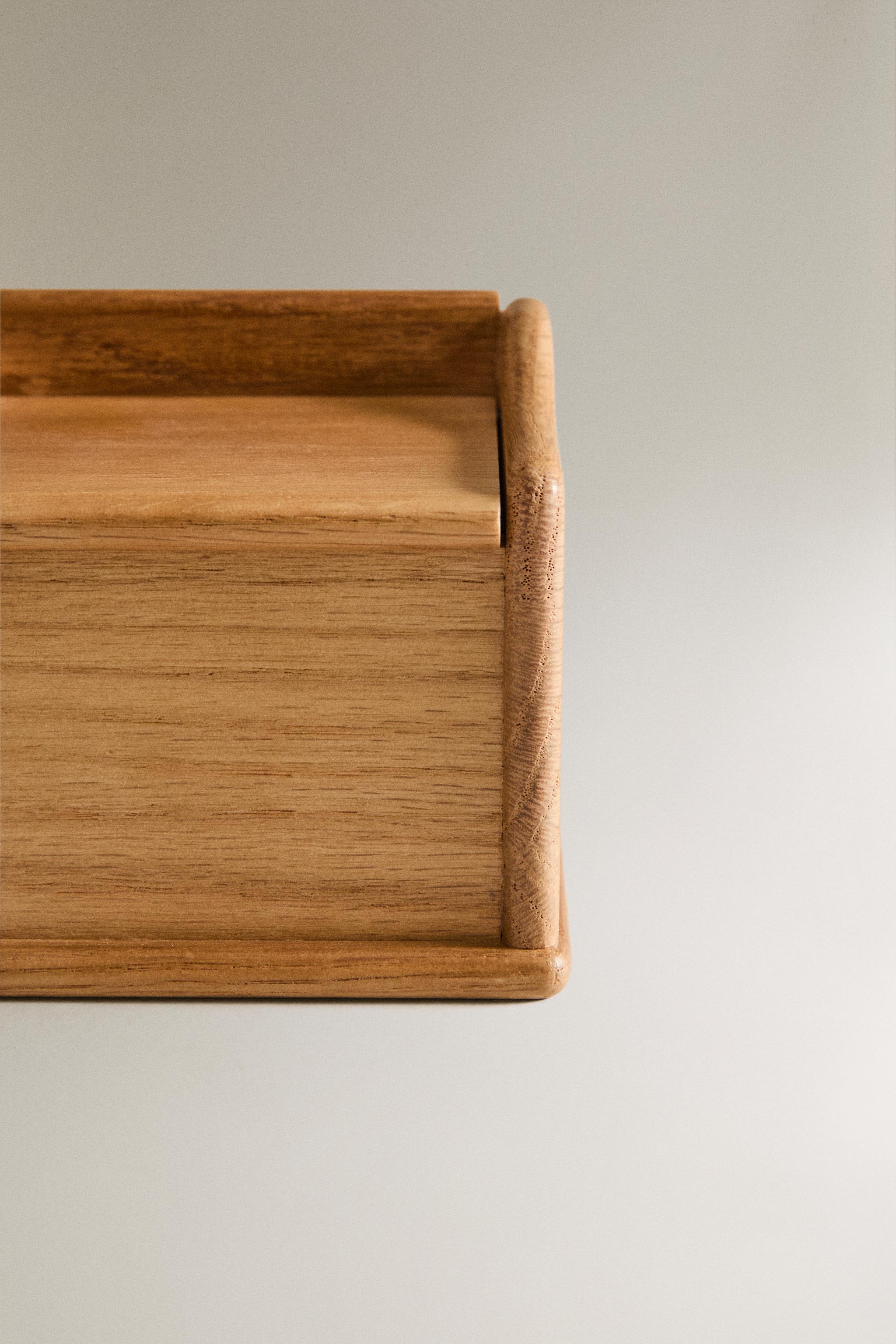 OAK WOOD SALT SHAKER WITH LID