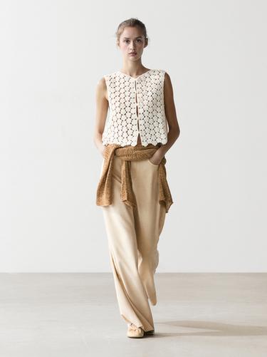 Veste sans manches en crochet à fleurs en coton - Écru de Zara - Image 0