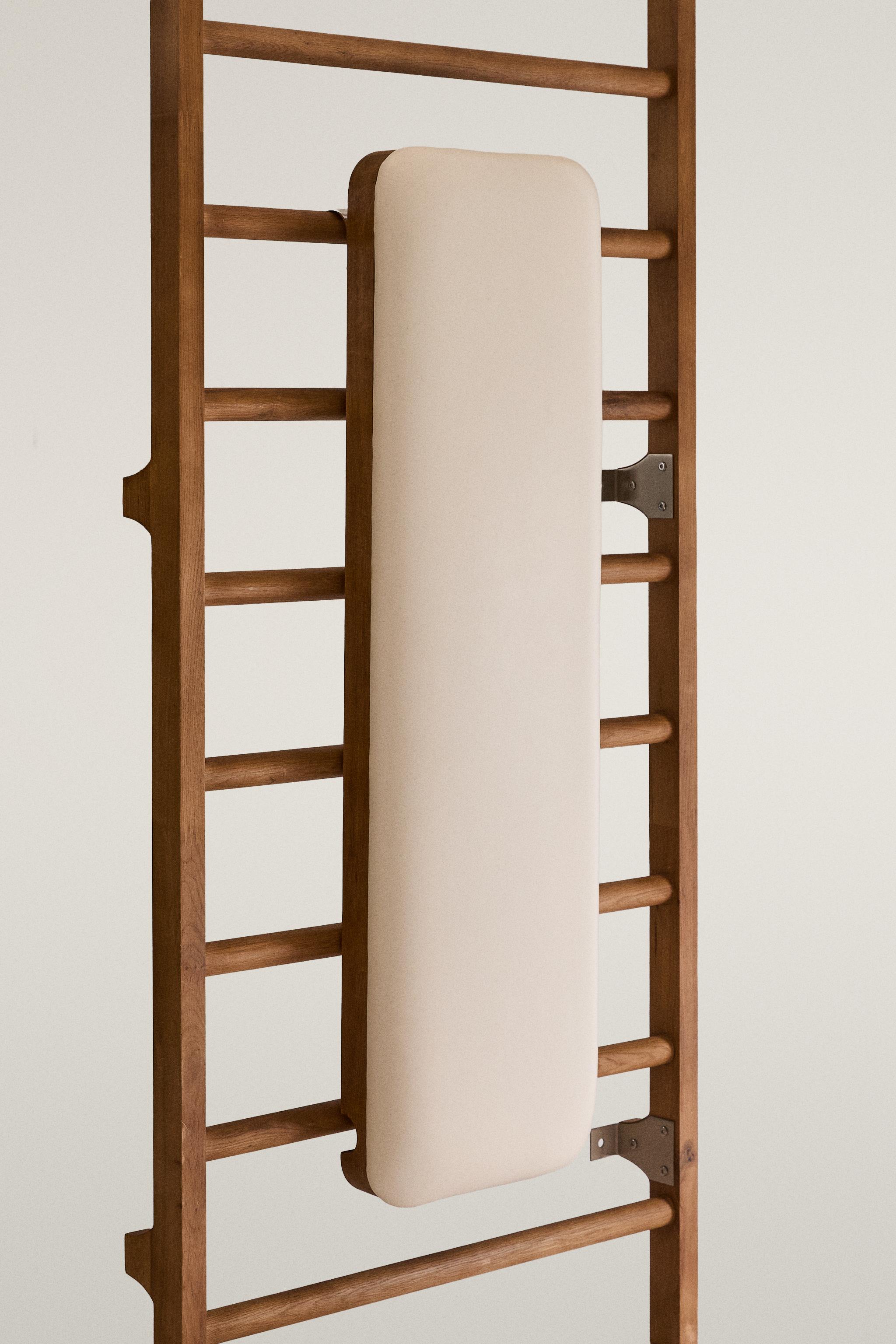 ADJUSTABLE LEATHER LADDER BENCH