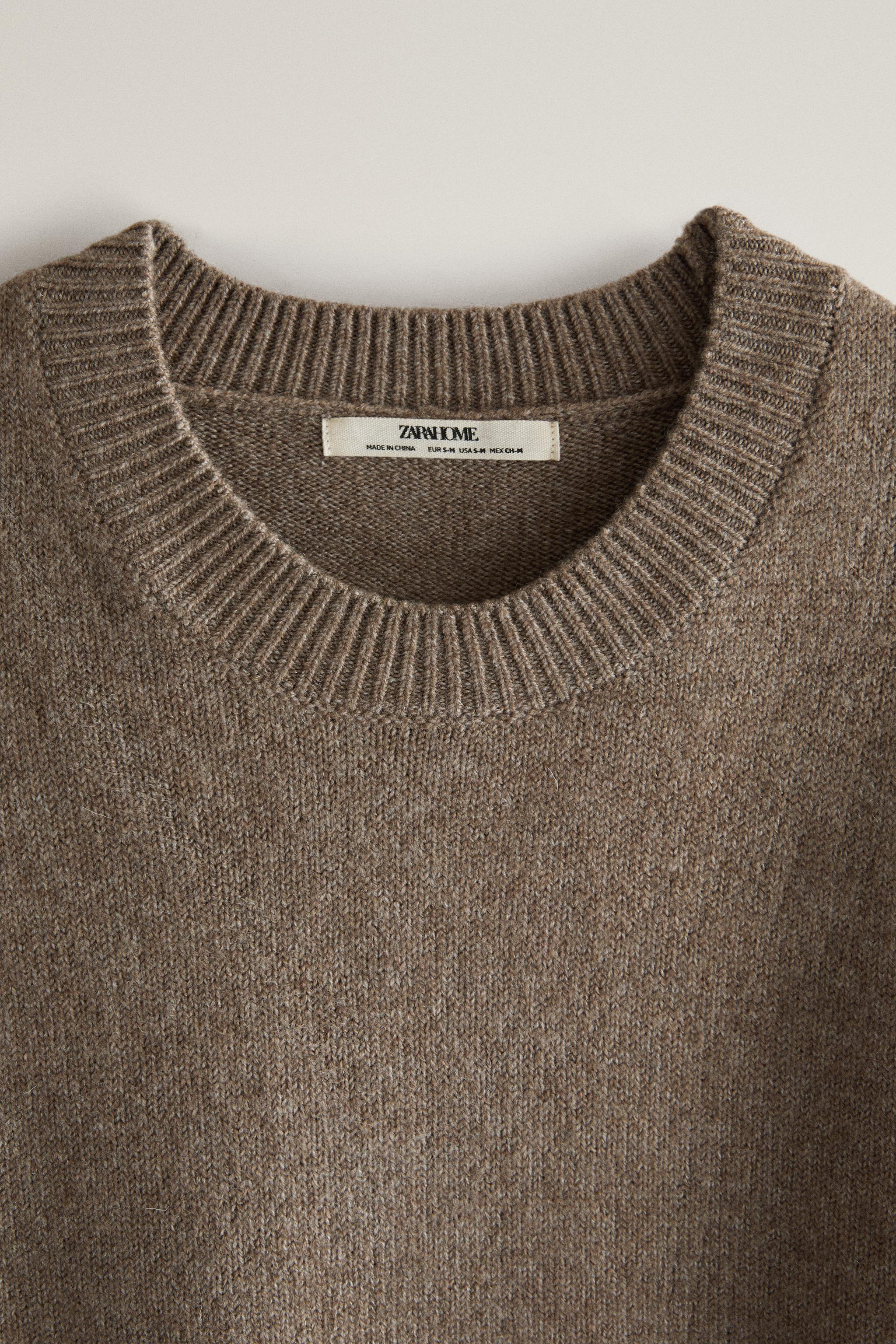 ROUND NECK SWEATER