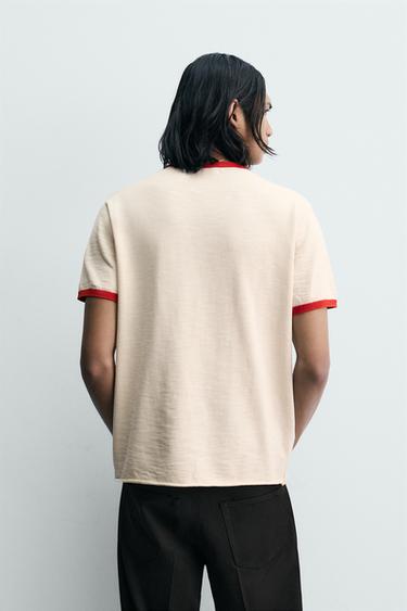 T-SHIRT EN MAILLE CONTRASTE AVEC INSCRIPTION - Écru de Zara - Image 2