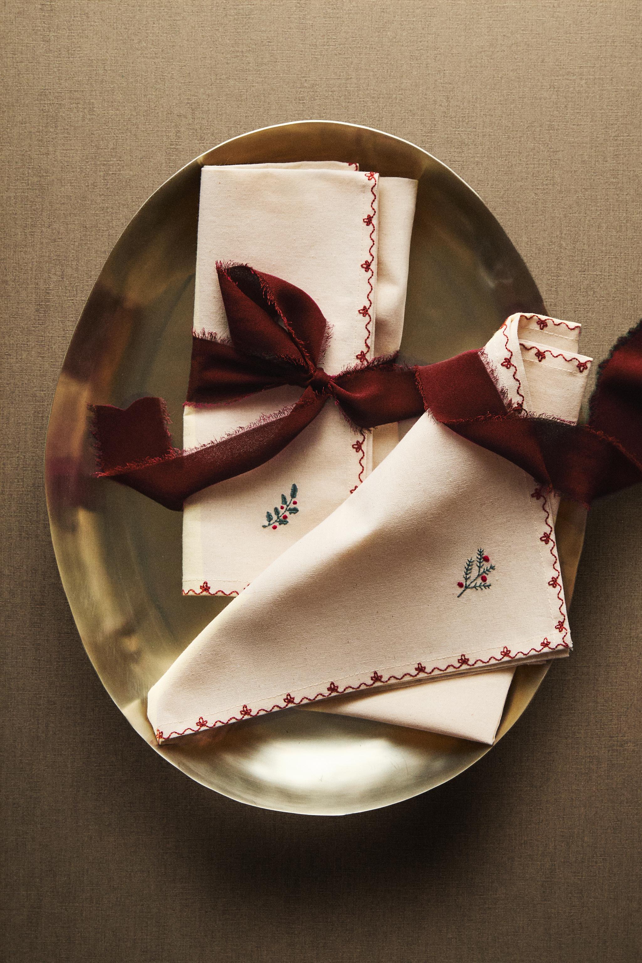 LOT DE SERVIETTES BRODERIE FLORALE NOËL (LOT DE 2)