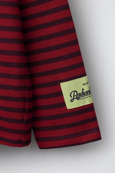 T-SHIRT À RAYURES AVEC INSCRIPTION - Rouge foncé de Zara - Image 3