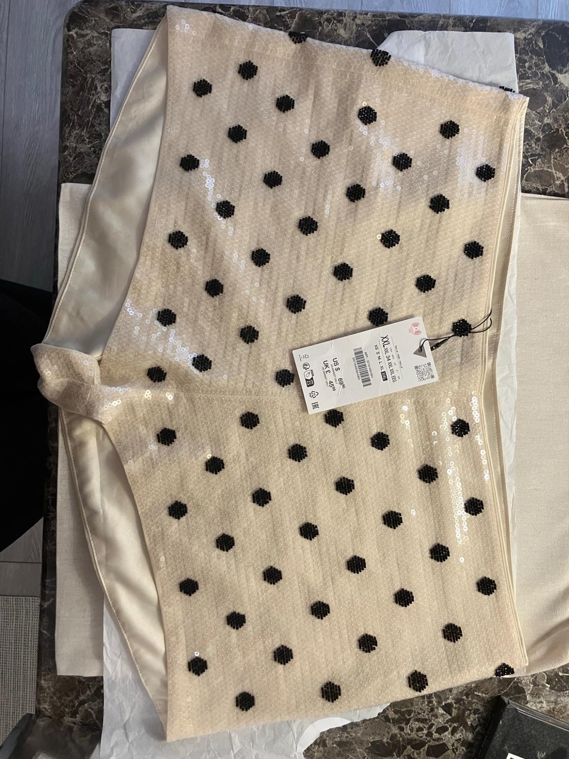 Beige sequin shorts with black polka dots. Label: SIZE TALLA TAILLE XXL XS S M L XL XXL US $ 69.90 UK £ 45.99.