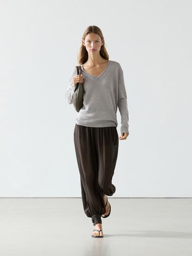 Pull en maille de lin à col en V - Gris chiné de Zara