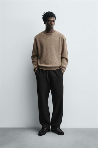 بنطلون RELAXED FIT هيكلي - أسود الخاص بـ Zara