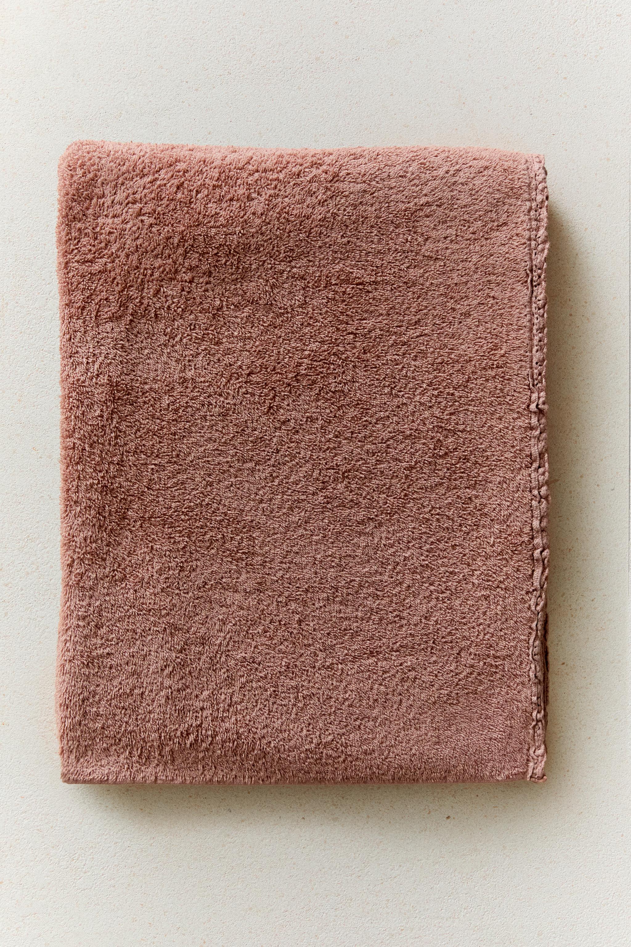 BATH TOWEL WITH CROCHET EDGE — Pale pink