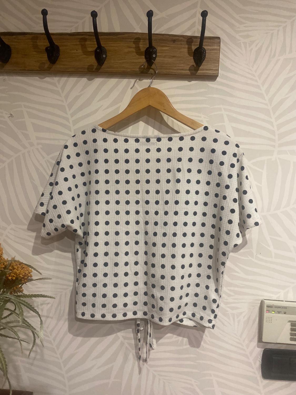 IMPECABLE TOP CAMISETA LUNARES CON NUDO - Image 2
