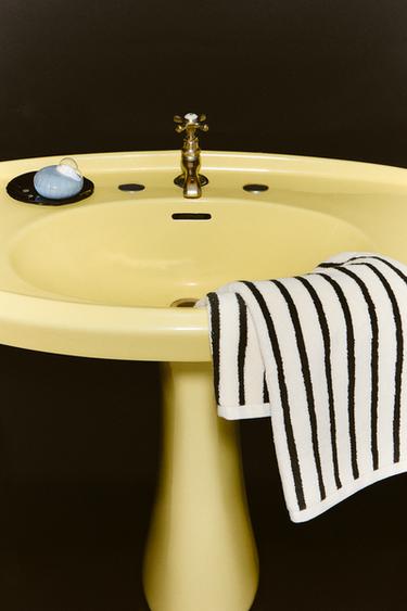 SERVIETTE DE BAIN RAYURES COULEUR - Vert foncé de Zara - Image 4