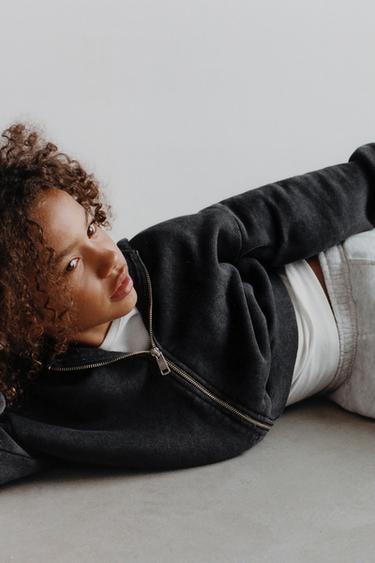 BLUZË GARMENT DYE - Gri e errët nga Zara