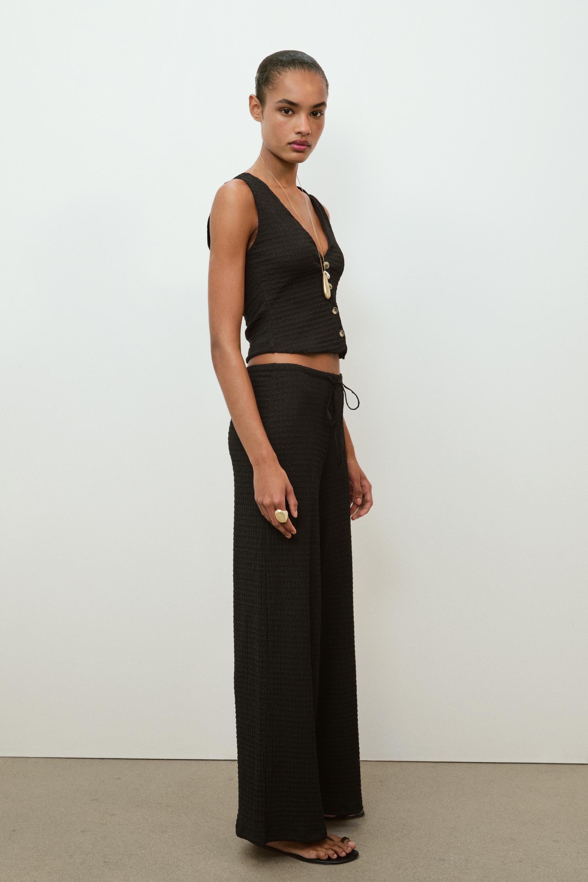 TEXTURED BUTTONED VEST TOP