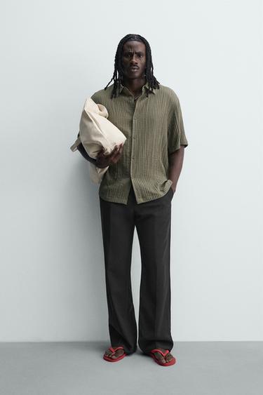 CAMISA FLUIDA ESTRUCTURA RELIEVE - Khaki de Zara