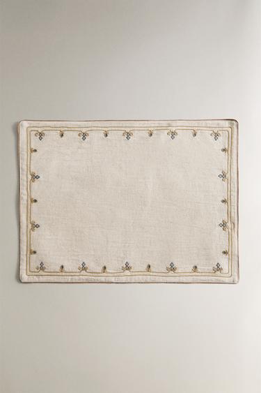 Zaras BORDSUNDERLÄGG MED BRODERADE BLOMMOR - Ljust beige - Bild 0