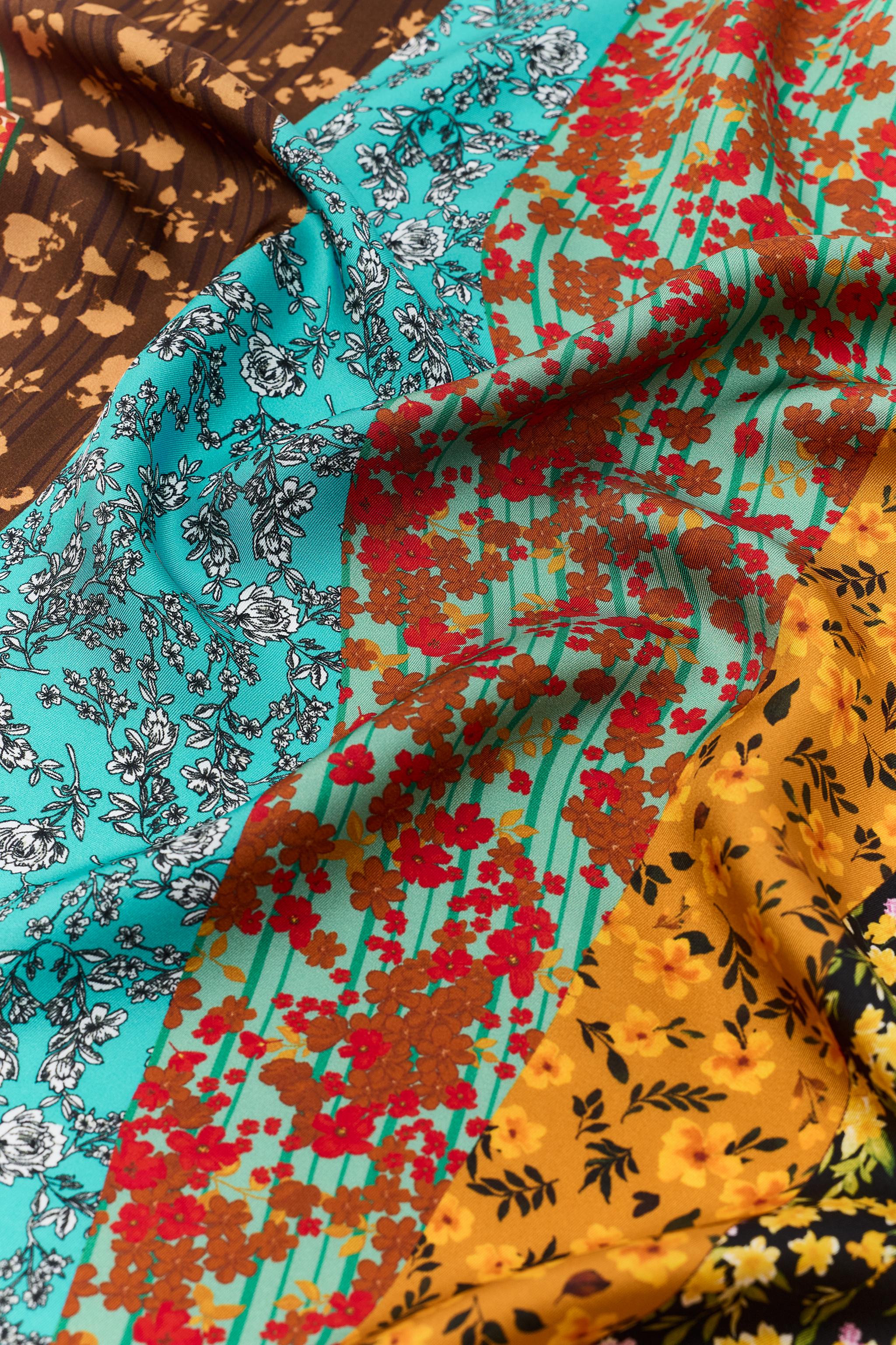 FOULARD EN SOIE 100 % À IMPRIMÉ FLEURI