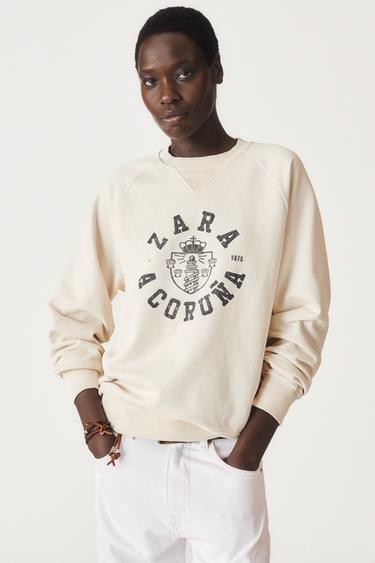 سويت شيرت VARSITY 50TH ANNIVERSARY - أبيض مكسور الخاص بـ Zara