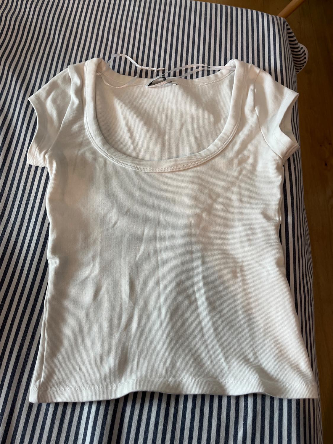 RIBBED ROUND NECK T-SHIRT