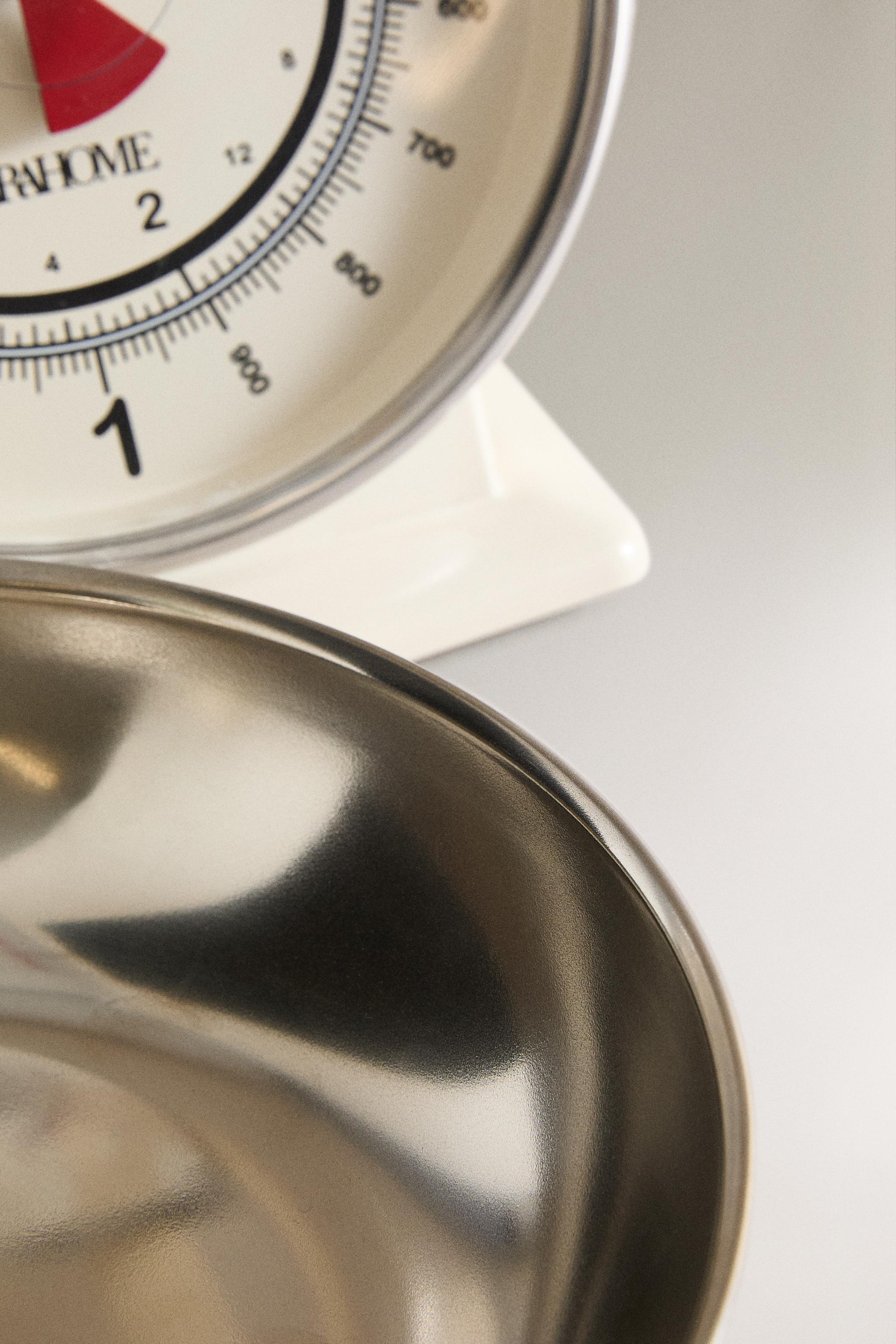 RETRO-STYLE SCALE
