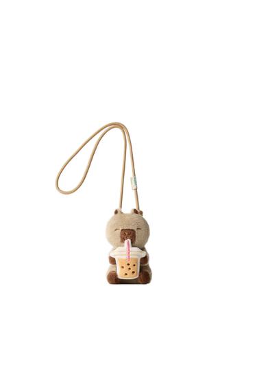 Brown plush bag in the shape of a bear drinking bubble tea, with a long beige strap.