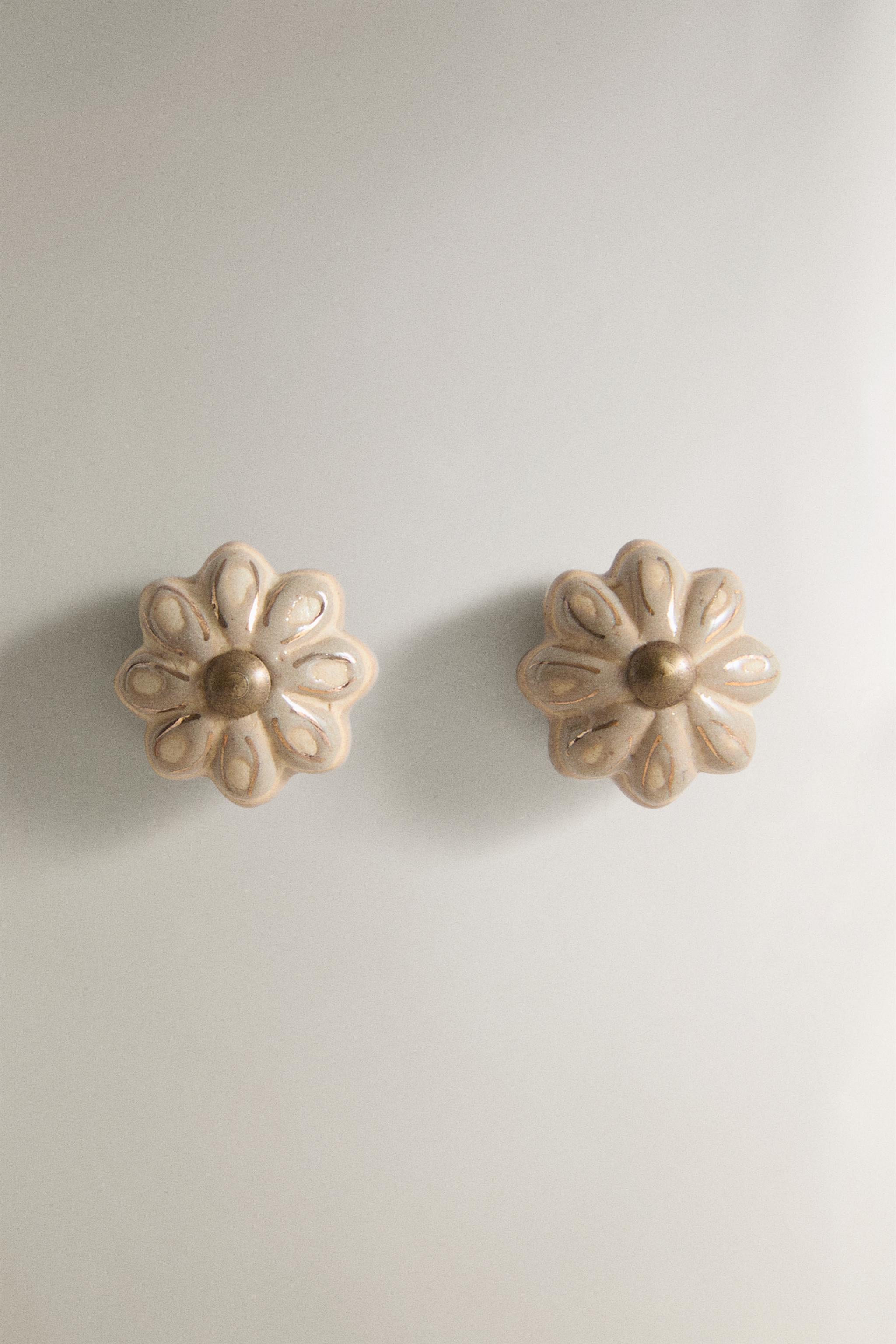 SET OF CERAMIC FLOWER KNOBS (SET OF 2) — Light ecru