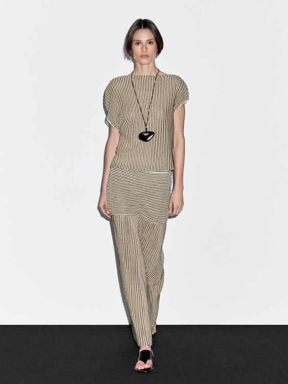 Loose-fitting pleated top with flecked detail