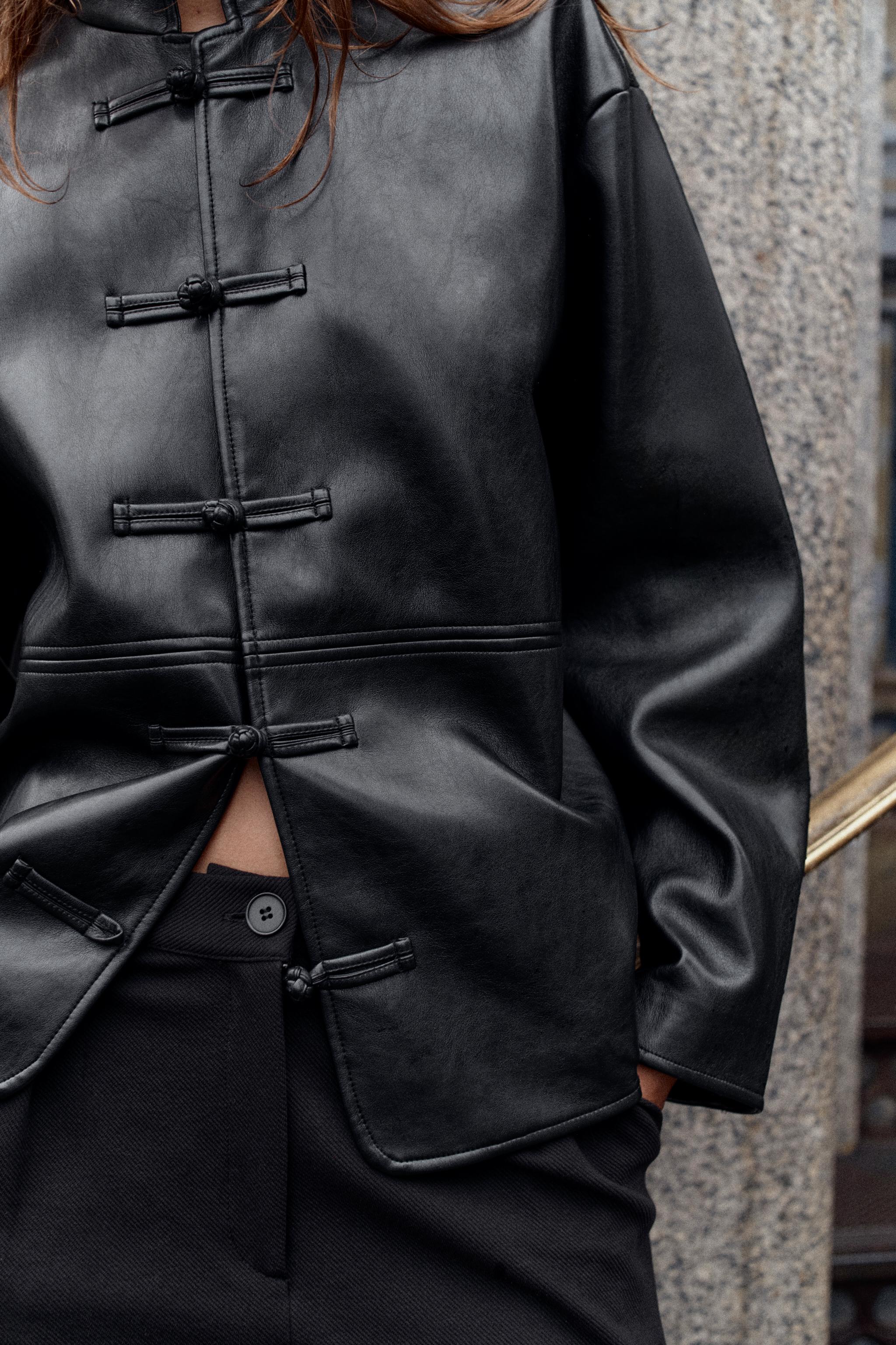 BLOUSON EN MATIÈRE SYNTHÈTIQUE À BRANDEBOURGS