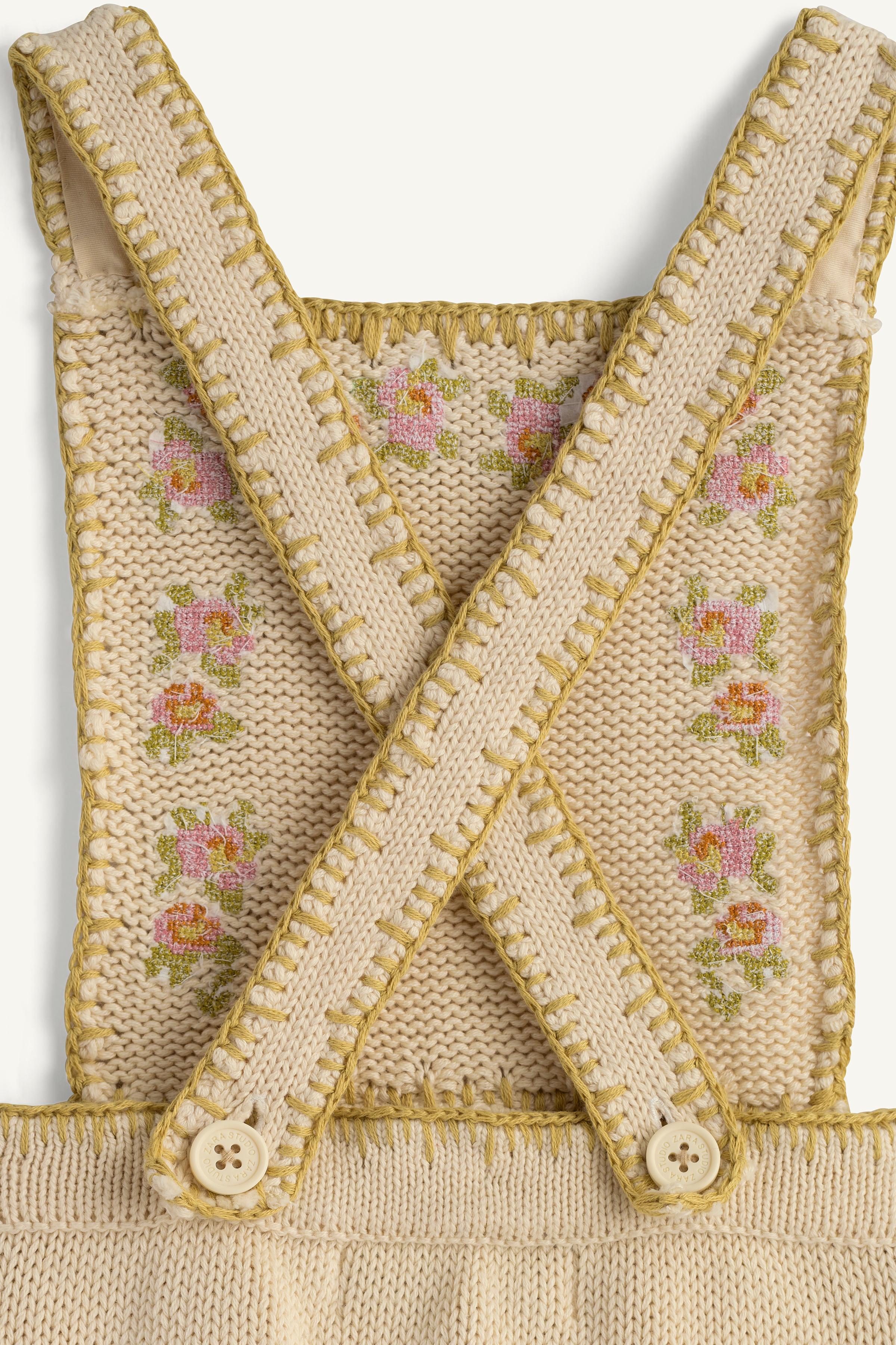 ROBE-SALOPETTE EN MAILLE À FLEURS BRODÉES AU POINT DE CROIX ÉDITION LIMITÉE