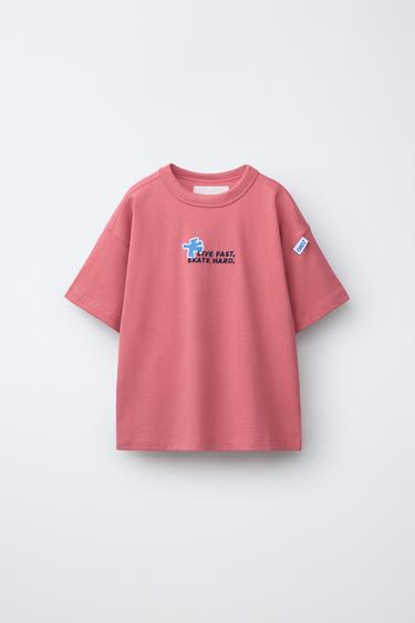 T-SHIRT MIT LOGO-PRINT - Pastellrosa von Zara