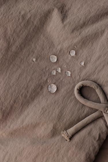 MANTEAU MATELASSÉ DÉPERLANT À LACETS - Marron / Taupe de Zara - Image 8