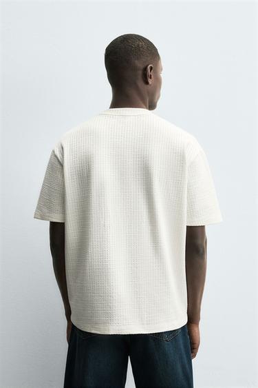 T-SHIRT SEERSUCKER CONFORT - Écru de Zara - Image 2
