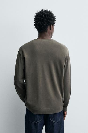 PULL BASIQUE À COL EN V - Marron de Zara - Image 2