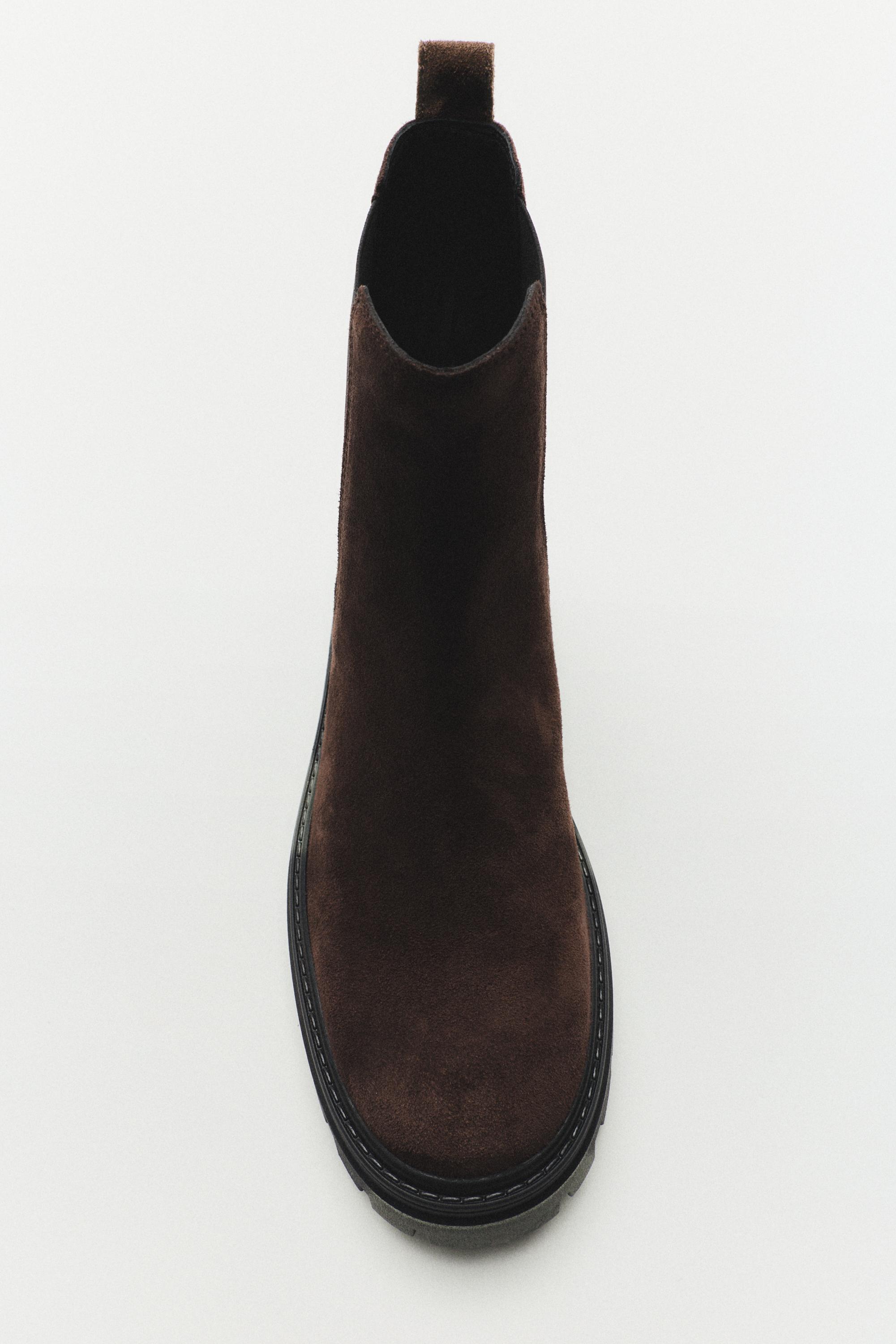 Flat Chelsea boots with track sole — Brown