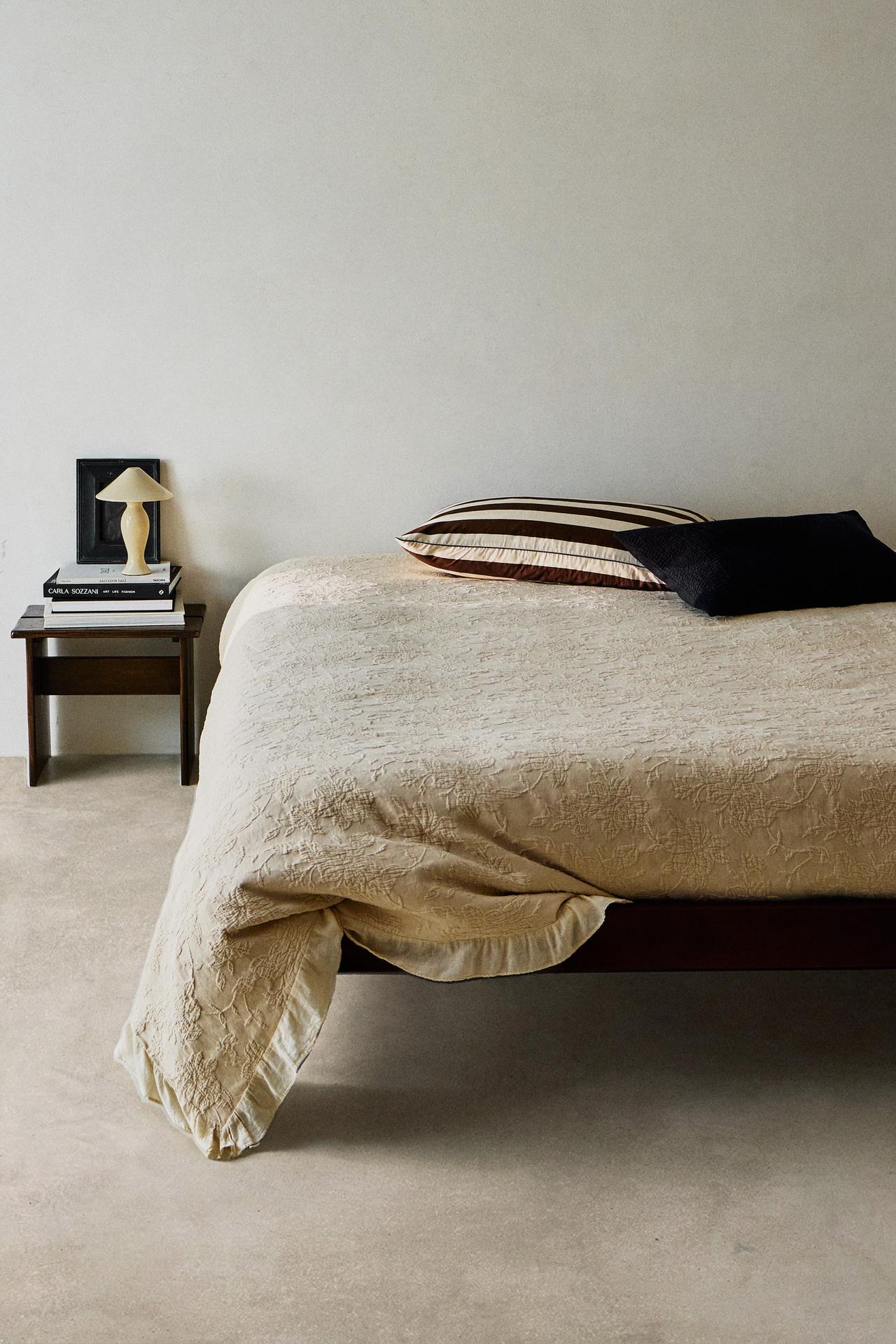 JACQUARD BEDSPREAD WITH RUFFLES — Beige