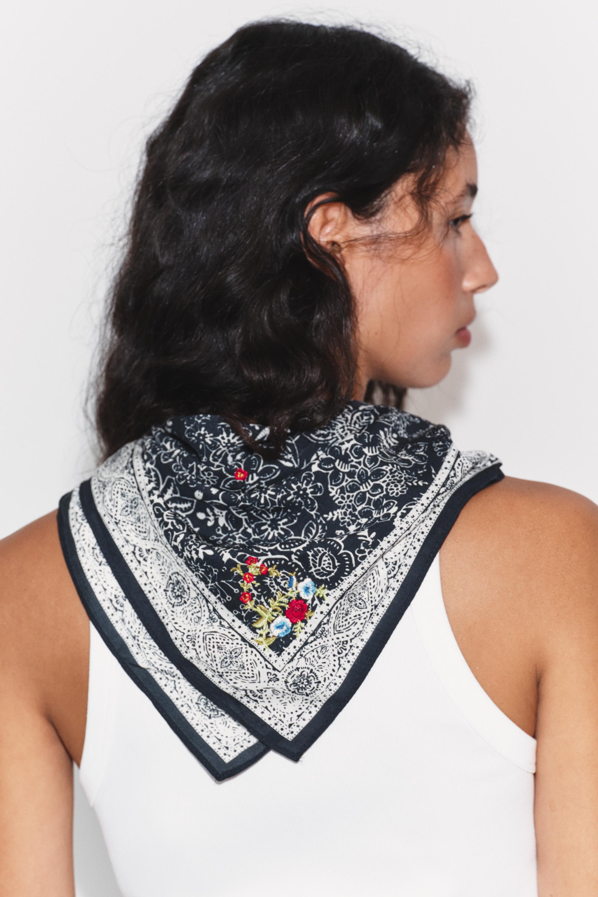 FOULARD BANDANA À IMPRIMÉ FLEURS BRODÉES