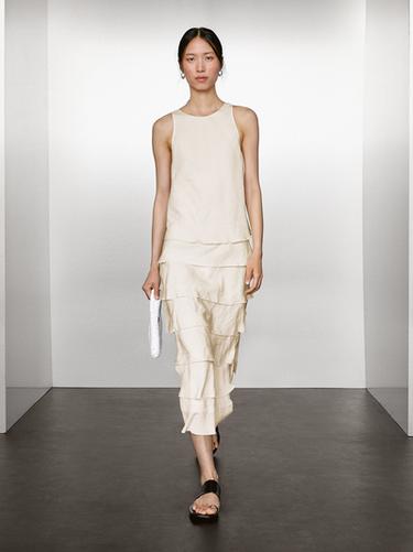 Vestido largo fluido con volantes - Crudo de Zara