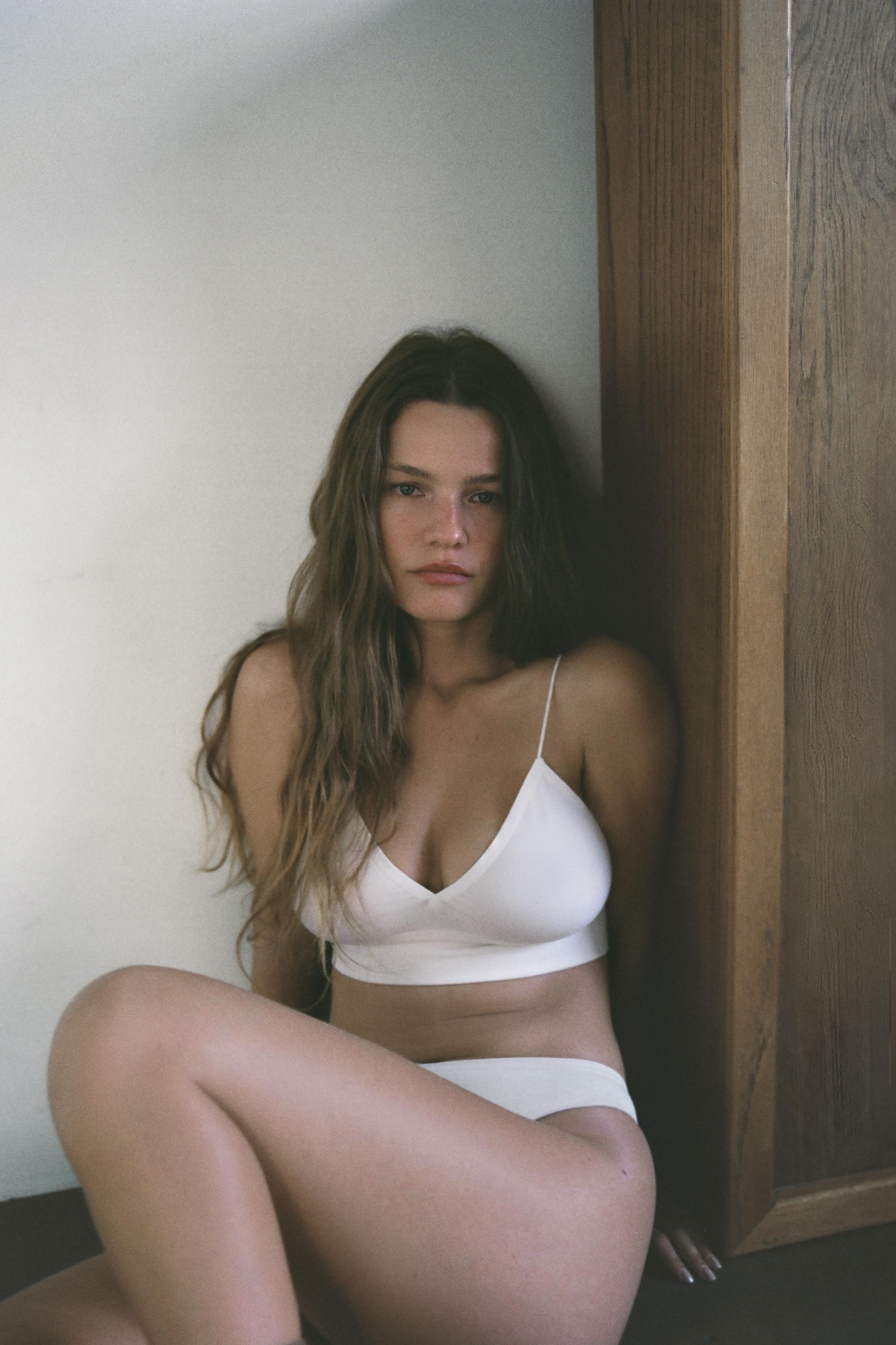 Порно-видео Дик в волосатые письки ірі планда Бехати Принслу жалаңаш суреті