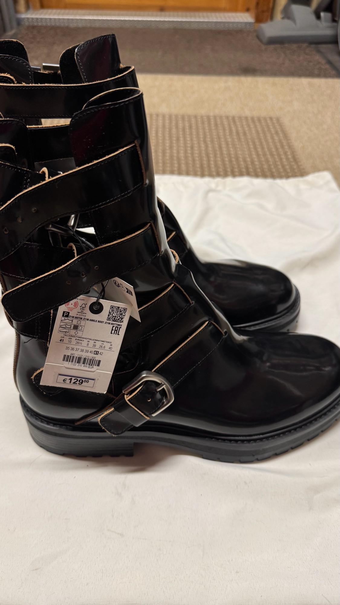 LEATHER CUT-OUT ANKLE BOOTS WITH BUCKLES - Image 3