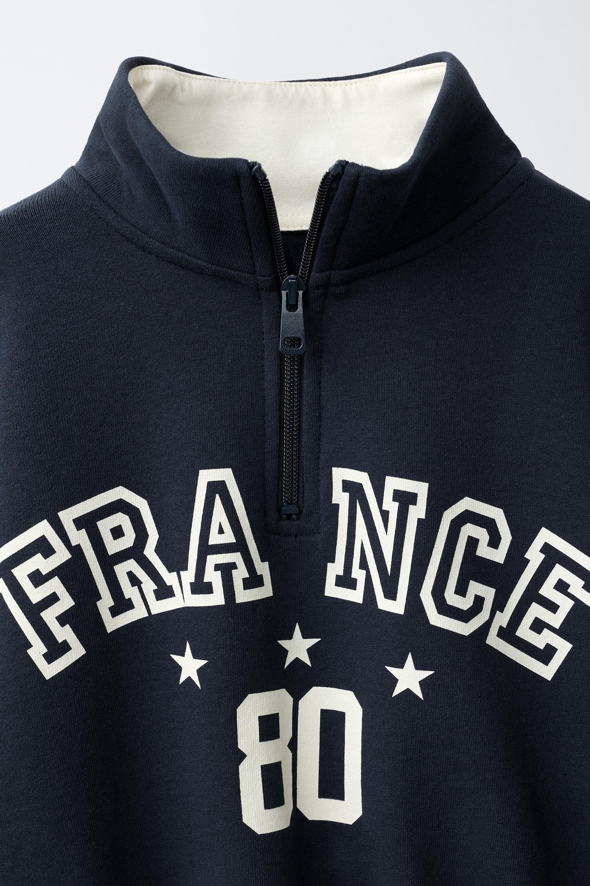 EMBOSSED TEXT SWEATSHIRT
